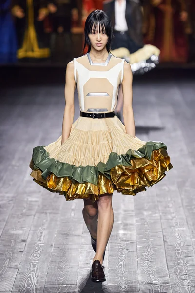 Look 10